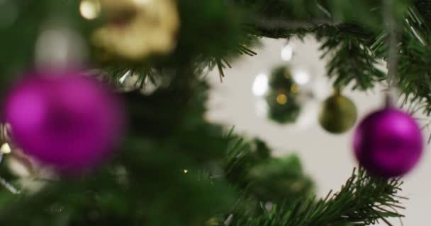 Primer Plano Las Bolas Navidad Decoraciones Árbol Navidad Verde Navidad — Vídeos de Stock