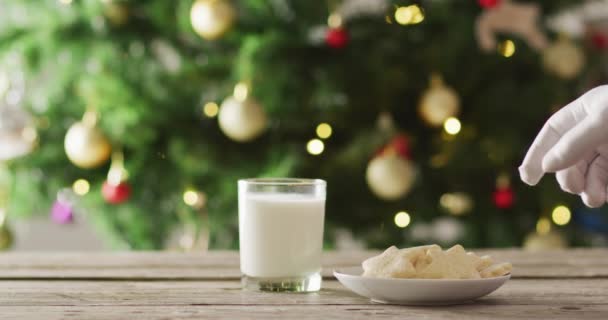 Santa Claus Sumerge Galleta Leche Sobre Árbol Navidad Las Luces — Vídeos de Stock