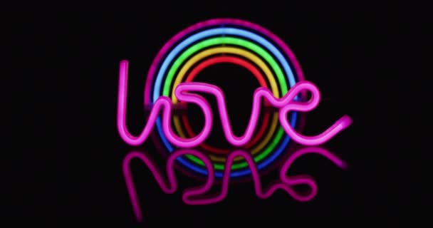 粉色霓虹灯的动画 在黑色背景的彩虹上形成爱的文字 版权和色彩概念 — 图库视频影像