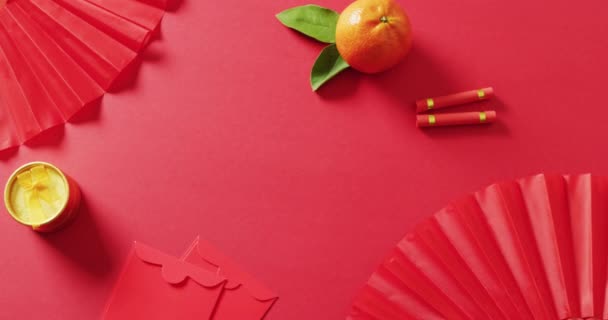 Видео Конвертов Апельсинов Вентиляторов Красном Фоне Китайский Новый Год Традиция — стоковое видео