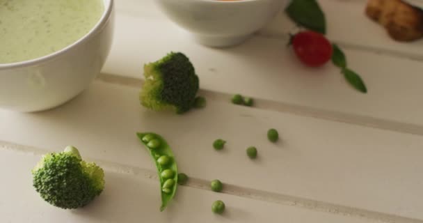 不同的奶油蔬菜汤与配料躺在白色表面的视频 美国菜 食和烹调概念 — 图库视频影像