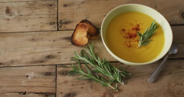 Video Sopa Crema Vegetal Bowl Mesa Madera Con Romero Cocina — Vídeo de stock