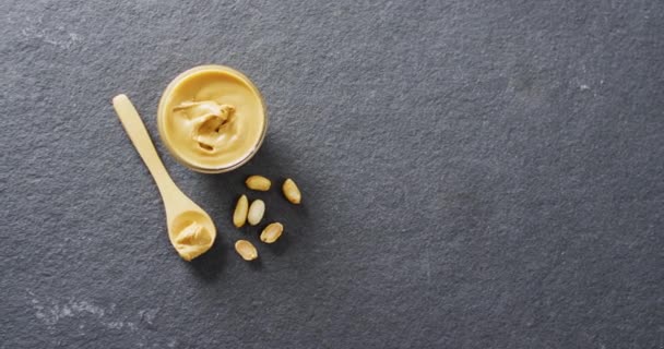 Vídeo Perto Manteiga Amendoim Fundo Cinza Conceito Espaço Comida Festa — Vídeo de Stock