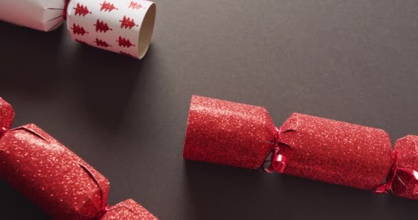 Video Cracker Natalizi Rossi Bianchi Sfondo Grigio Natale Tradizione Concetto — Video Stock