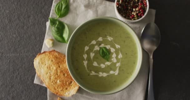 Video Von Grüner Erbsensuppe Und Zutaten Die Auf Grauer Oberfläche — Stockvideo