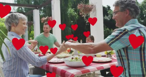 Bahçede Yemekten Önce Dua Eden Beyaz Aile Için Kalp Animasyonu — Stok video