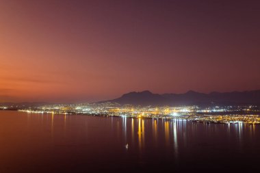 Şehir manzaralı dağ ve deniz manzarasının bileşimi. Doğa, ahenk ve manzara konsepti dijital olarak oluşturuldu.