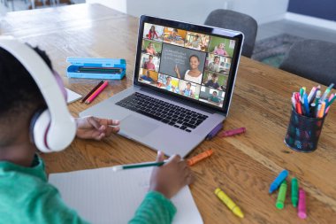 Ekranda farklı ilkokul öğrencileri olan Afro-Amerikan çocuk, video görüşmesi için dizüstü bilgisayar kullanıyor. iletişim teknolojisi ve çevrimiçi eğitim, dijital kompozit resim.