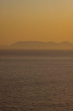Dağlar ve deniz manzarasının bileşimi. Doğa, ahenk ve manzara konsepti dijital olarak oluşturuldu.