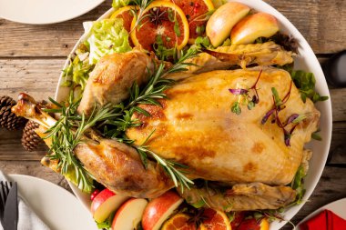 Tavuklu Şükran Günü masası manzarası ve ahşap sonbahar dekorasyonu. Şükran Günü, Sonbahar, Sonbahar, Amerikan geleneği ve kutlama konsepti.