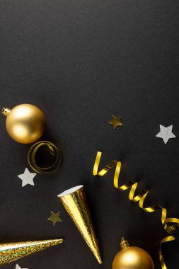 Gri arkaplandaki yeni yıl dekorasyonlarının yakın plan kompozisyonu. Yeni yıl partisi, kutlama ve uzay konseptini kopyalama.