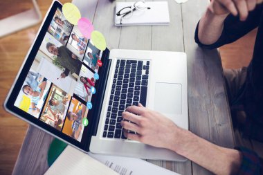 Müzik app midsection yaratıcı düzenleyicisinin üstünde laptop çalışma karşı