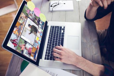 Müzik app midsection yaratıcı düzenleyicisinin üstünde laptop çalışma karşı