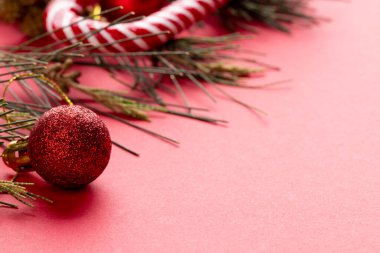 Kırmızı arkaplanda noel dekorasyonu ve fotokopi alanı resmi. Noel, gelenek ve kutlama konsepti.
