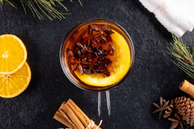 Baharatlı, limonlu ve noel süslemeli bir fincan Noel çayı. Noel, gelenek ve kutlama konsepti.