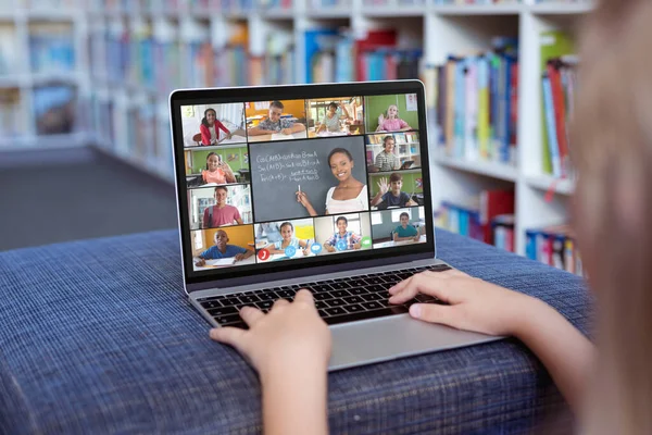 Menina Caucasiana Usando Laptop Para Videochamada Com Sorrindo Diversos Alunos — Fotografia de Stock