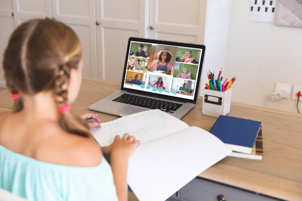 Menina Caucasiana Usando Laptop Para Chamada Vídeo Com Acenando Diversos — Fotografia de Stock