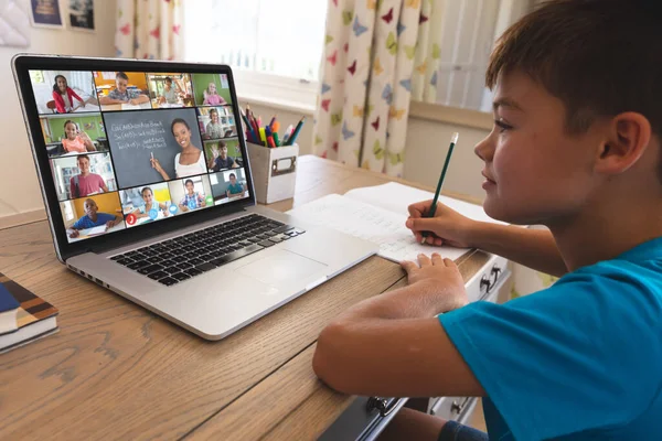 Garoto Caucasiano Usando Laptop Para Videochamada Com Sorrindo Diversos Alunos — Fotografia de Stock