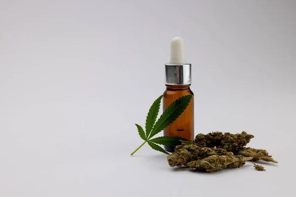 Imagen Botella Aceite Cbd Hojas Secas Marihuana Sobre Superficie Blanca — Foto de Stock