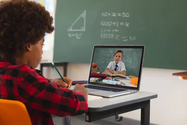 Afrikanischer Junge Mit Laptop Für Videoanrufe Mit Einem Kaukasischen Grundschüler — Stockfoto