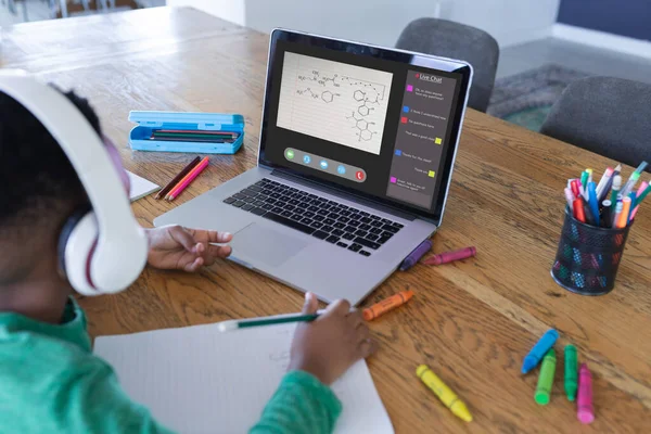Afroamerykanin Używający Laptopa Rozmów Wideo Klasą Ekranie Technologie Komunikacyjne Edukacja — Zdjęcie stockowe