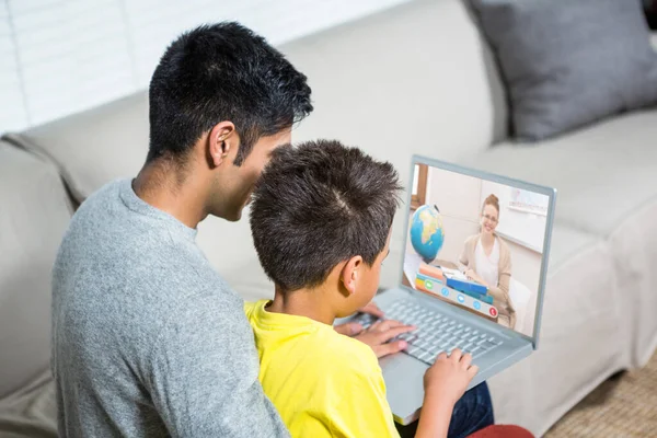 Baba Oğul Oturma Odasında Kanepede Dizüstü Bilgisayar Kullanarak — Stok fotoğraf