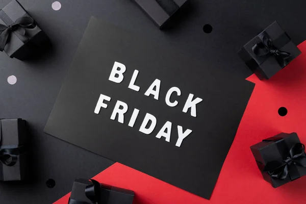 グレーとピンクの背景にプレゼントと黒の金曜日のテキストの構成 ショッピング 黒の金曜日のコンセプト — ストック写真