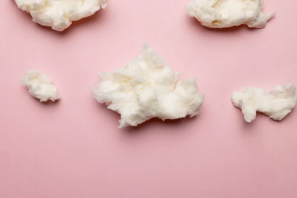 Pembe Arka Planda Yapımı Beyaz Pamuklu Şekerlerin Yatay Görüntüsü Lezzetli — Stok fotoğraf