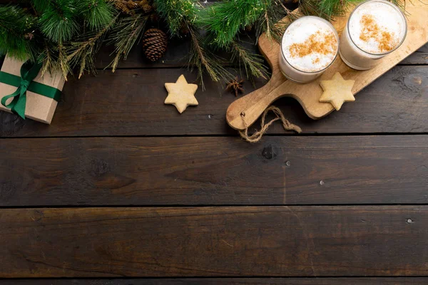 Noel Sütüyle Süslenmiş Iki Bardak Noel Sütü Tahta Üzerine Fotokopi — Stok fotoğraf