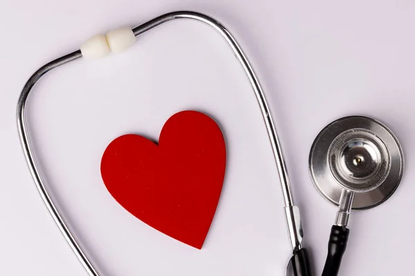 Obrázek Červeného Srdce Stetoskopu Bílém Povrchu Zdraví Medicína Prevence Koncepce — Stock fotografie