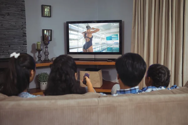 Visão Traseira Família Sentados Casa Juntos Assistindo Competição Natação Esportes — Fotografia de Stock