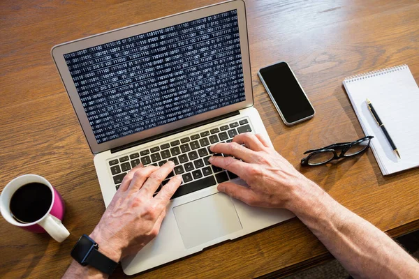 Zakenman Met Behulp Van Een Laptop Het Kantoor — Stockfoto