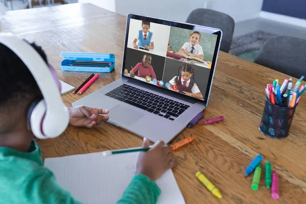 Afrikanischer Junge Mit Laptop Für Videoanrufe Mit Verschiedenen Grundschülern Auf — Stockfoto
