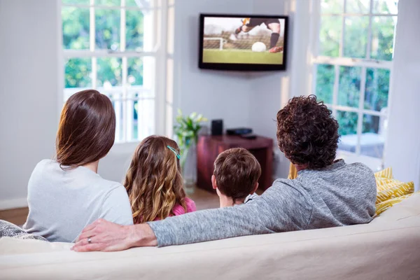 Família Assistindo Televisão Enquanto Sentado Sofá Casa — Fotografia de Stock