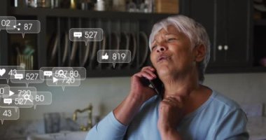 VR kulaklık üzerinden sosyal medya simgelerinin canlandırılması. Dijital arayüz teknolojisi ve ağ konsepti dijital olarak oluşturuldu.