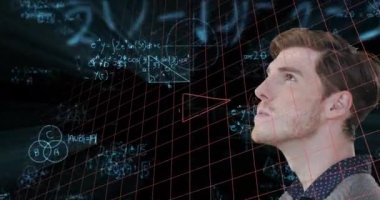 Matematiksel denklemlerin animasyonu, siyah arka plana karşı düşünceli beyaz iş adamı üzerinden. İş ve teknoloji kavramı