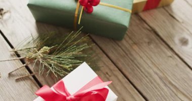 Noel süslü Noel hediyelerinin videosu ve ahşap arka planda fotokopi alanı. Noel, gelenek ve kutlama konsepti.