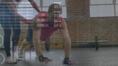 Spor salonunda egzersiz yapan beyaz bir çiftin finansal veri işleme animasyonu. Küresel spor, finans ve dijital arayüz kavramı dijital olarak oluşturulmuş video.