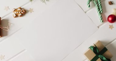 Beyaz kartlı Noel süslemesi videosu ve beyaz arka planda fotokopi alanı. Noel, gelenek ve kutlama konsepti.