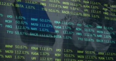 Akıllı telefonun kapatılmasına karşı borsa veri işleme animasyonu. Küresel ekonomi ve iş teknolojisi kavramı
