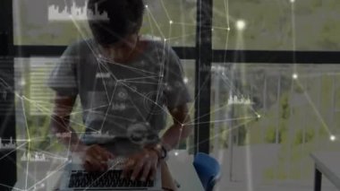 Dizüstü bilgisayarla çalışan beyaz çocuk üzerinde çizgiler ve bar grafikleriyle bağlantılı noktaların animasyonu. Dijital bileşik, çoklu pozlama, çocukluk, rapor, finans, teknoloji ve eğitim kavramı.