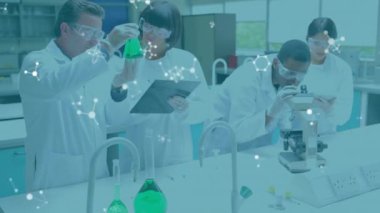 Laboratuvarda çalışan çok ırklı araştırmacıdan çok yönlü moleküllerin animasyonu. Dijital bileşik, çoklu pozlama, bilim, takım çalışması, soyut, sağlık ve teknoloji kavramı.