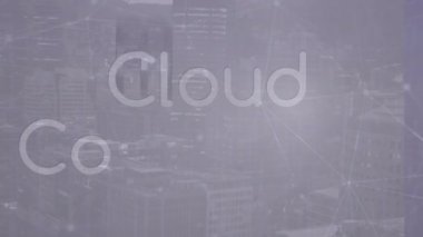Şehir manzarası üzerindeki bulut hesaplama metinlerinin ve medya simgelerinin canlandırması. Küresel iş ve dijital arayüz kavramı dijital olarak oluşturulmuş video.