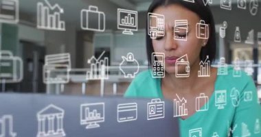 Çift ırklı bir kadının dijital melez bir iş kadınına karşı telefon kulaklığı kullanmasının animasyonu. İş teknolojisi ve veri işleme kavramı dijital olarak oluşturulmuş video.