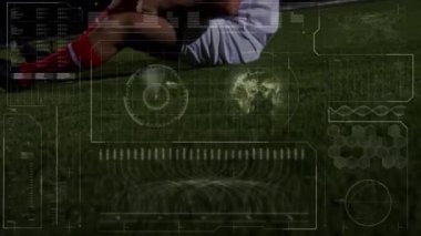 İnfografik arayüzün sahada yatan yaralı beyaz futbolcu üzerindeki animasyonu. Dijital bileşik, çoklu pozlama, veritabanı, teknoloji, spor, atlet ve yarışma konsepti.