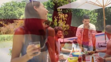 İngiliz bayrağının havuz partisindeki çeşitli arkadaşlar üzerinde canlandırılması. Küresel vatanseverlik, tatiller ve dijital arayüz kavramı dijital olarak oluşturulmuş video.