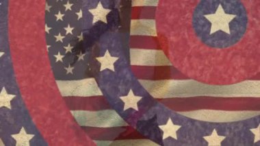 Sahilde yoga yapan melez bir kadın yerine Amerika bayrağı taşıyan dairelerin animasyonu. Vatanseverlik ve siyaset konsepti dijital olarak oluşturulmuş video.