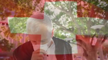 Şehir caddesinde yüzü maskeli beyaz bir adamın üzerinde bayrak sallama animasyonu. covid 19 salgın konsepti boyunca dijital olarak üretilen küresel sağlık önlemleri.