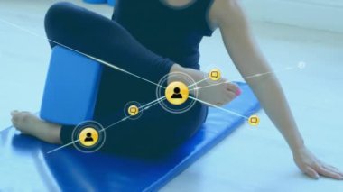 Beyaz kadın esneme hareketleri üzerine kurulmuş simgelerle bağlantı ağının animasyonu. Dijital olarak oluşturulmuş küresel bağlantılar, spor ve dijital arayüz kavramı.