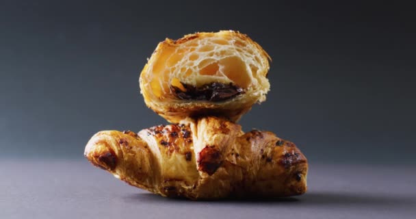 Videó Közeli Kép Croissant Szürke Háttér Élelmiszer Sütés Másolás Tér — Stock videók
